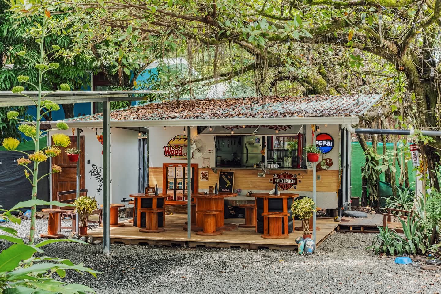 WoodStock FoodTruck Playa Potrero | Burgers y Comida en Guanacaste